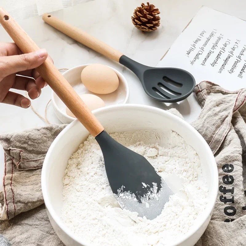 Conjunto de Utensílios de Cozinha de Silicone - 12 Peças de Utensílios de Cozinha Antiaderentes, Espátula, Pá, Batedores de Ovos com Cabo de Madeira.